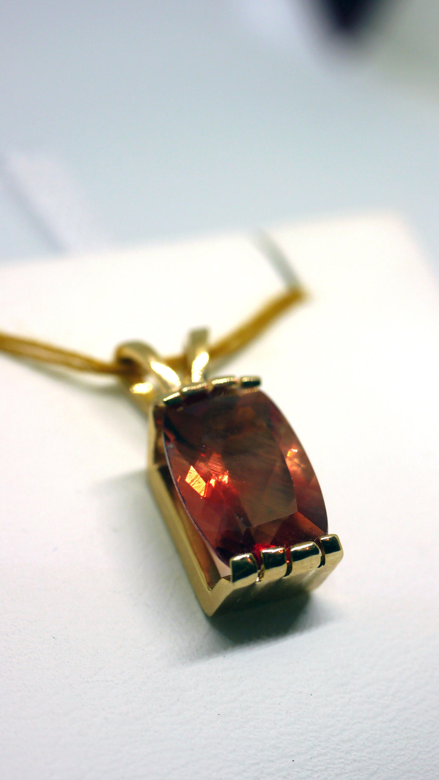 14 Karat Gold Halskette Mit Oregon Sonnenstein Anhänger 14 Karat Gold Halskette Mit Oregon Sonnenstein Anhänger von Goldfantasys