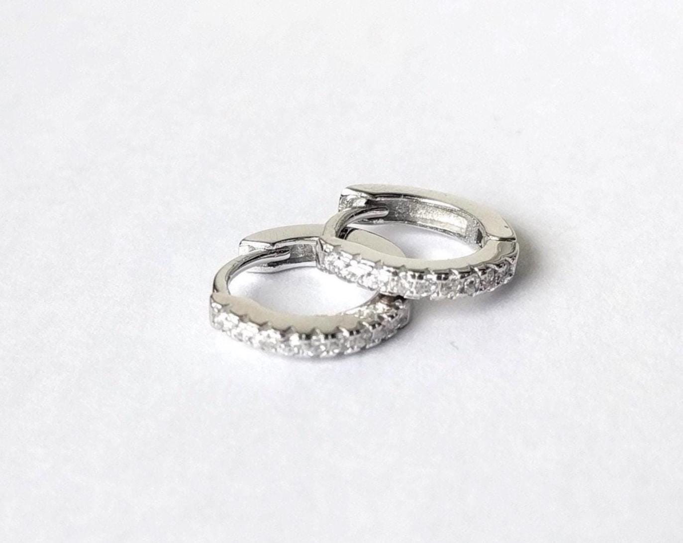 Zierliche Pave Cz Huggie Creolen Sterling Silber Minimalist Style Zierliche Pave Cz Huggie Creolen Sterling Silber Minimalist Style von GoldieLuxeJewelry