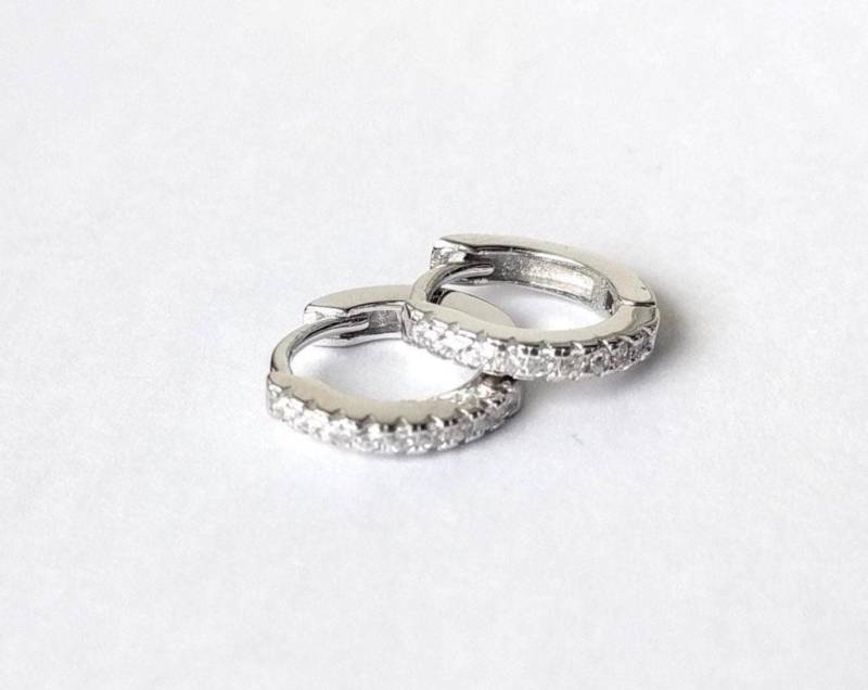 Zierliche Pave Cz Huggie Creolen Sterling Silber Minimalist Style Zierliche Pave Cz Huggie Creolen Sterling Silber Minimalist Style von GoldieLuxeJewelry