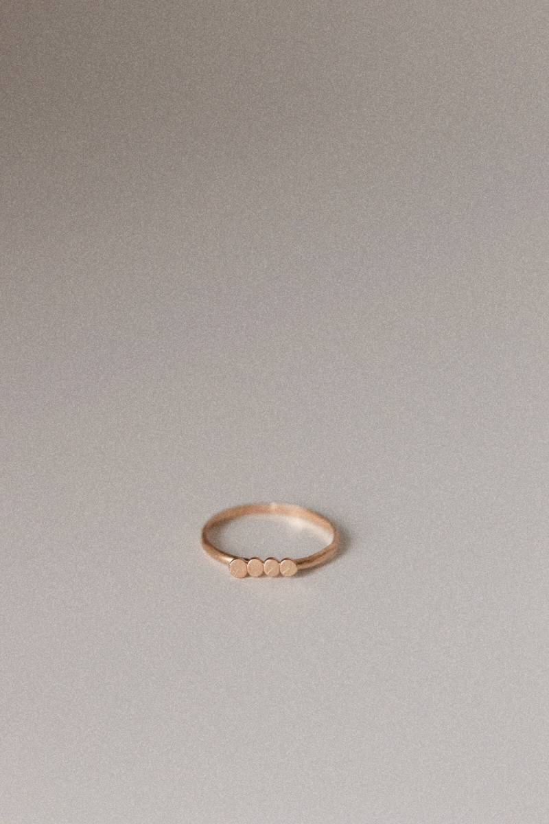 Dottie Stapelring - Gold Fill Ring Zierlicher Minimal Dottie Stapelring - Gold Fill Ring Zierlicher Minimal von Goldielockes