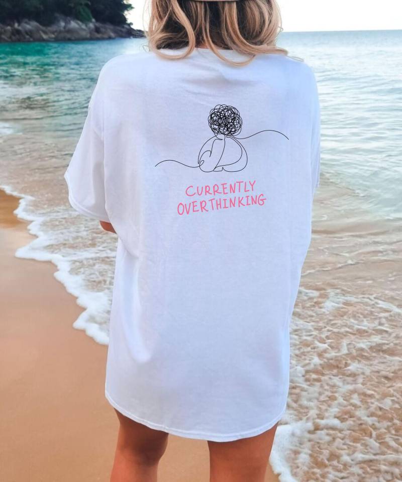 Overthinker T-Shirt, Shirt Mit Rückendruck, Currently Overthinking, Statement Shirt, Gedankenchaos, Geschenk Overthinker, Backprint Shirt von Goldivibes