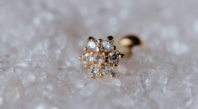 Ohrpiercing Mit 7 Kristallen - Goldfarbenes Helix Piercing Aus Chirurgenstahl Funkelnder Ohrstecker Tragus/Knorpelpiercing Damen von Goldkraft