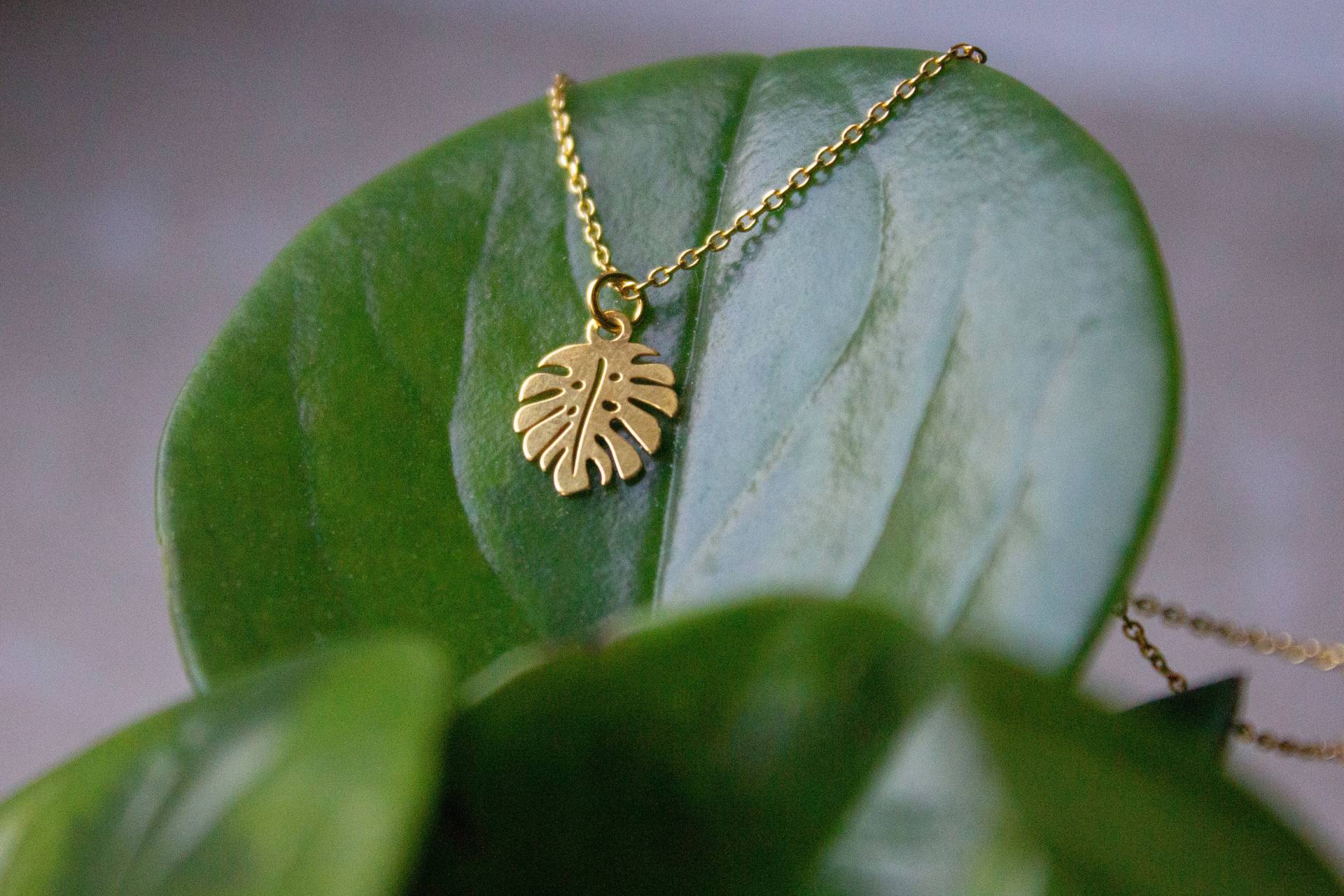 Goldene Monstera Blatt Kette, 925 Sterling Silber 24K Vergoldet Goldene Monstera Blatt Kette, 925 Sterling Silber 24K Vergoldet von GoldmarieJuwelen