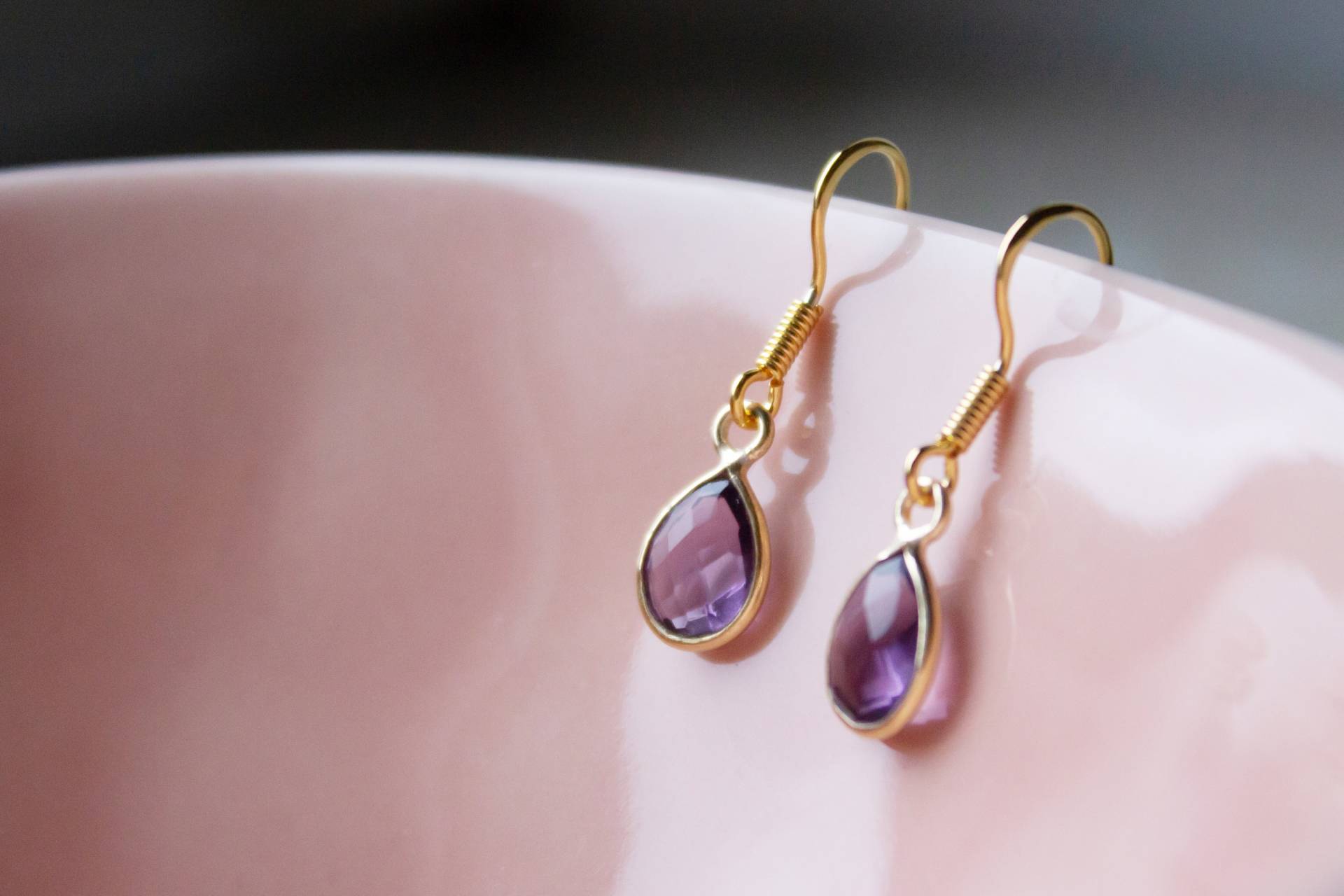Goldene Ohrringe Mit Amethyst Tropfen, 925 Silber Vergoldet Goldene Ohrringe Mit Amethyst Tropfen, 925 Silber Vergoldet von GoldmarieJuwelen
