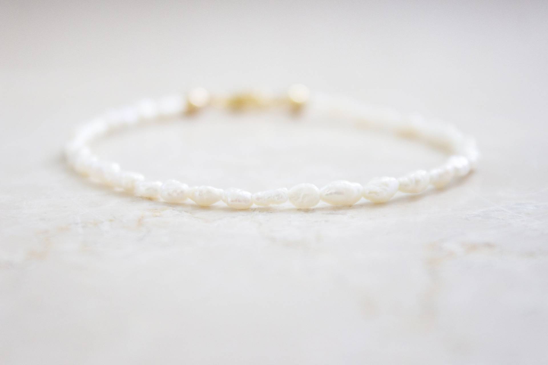 Weißes Perlenarmband Süßwasserperlen, Armband Perlen Silber Weißes Perlenarmband Süßwasserperlen, Armband Perlen Silber von GoldmarieJuwelen