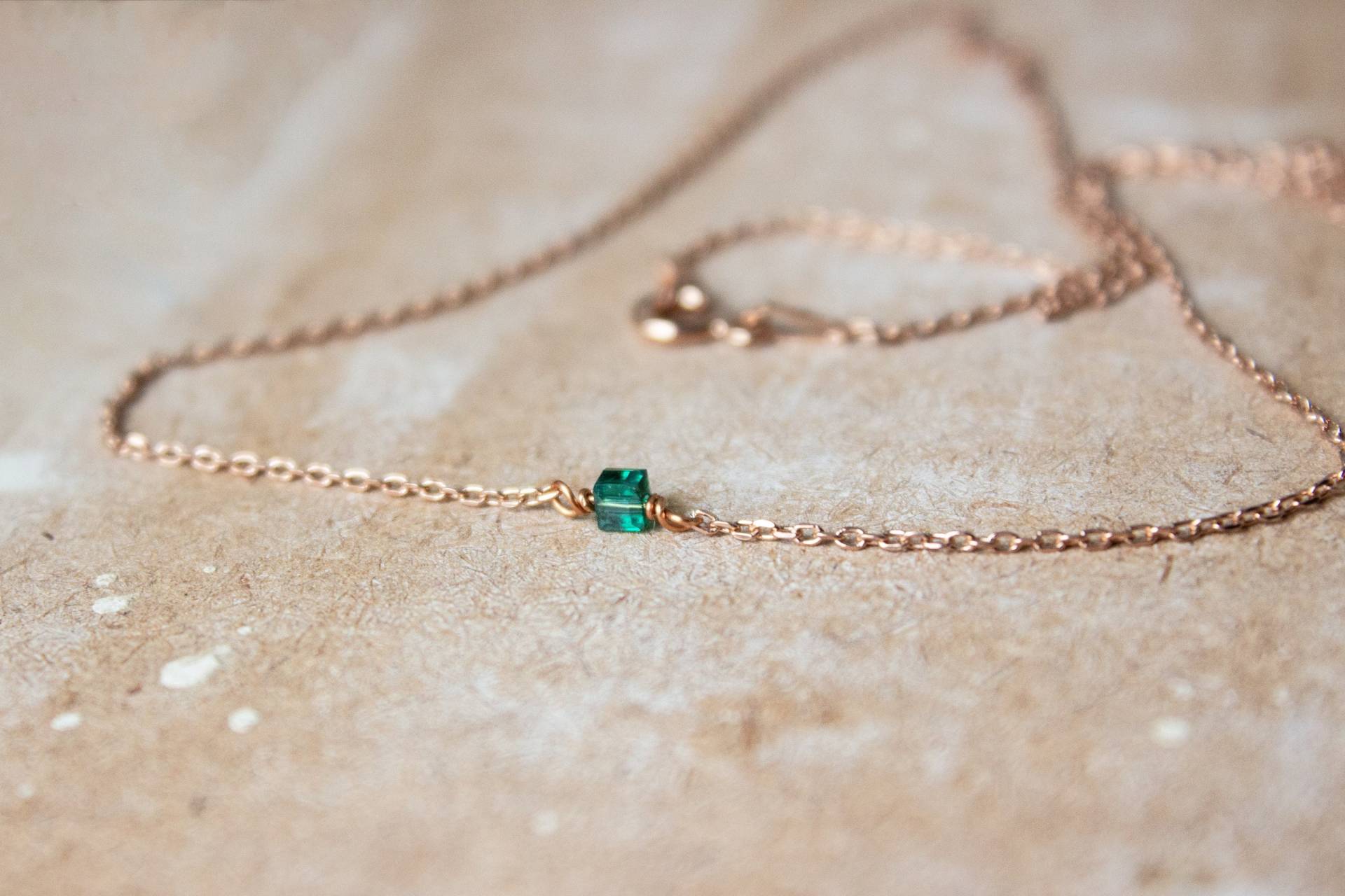 Zarte, Roségoldene Kette Mit Kleinem, Grünen Glaswürfel, Würfelkette Zarte, Roségoldene Kette Mit Kleinem, Grünen Glaswürfel, Würfelkette von GoldmarieJuwelen