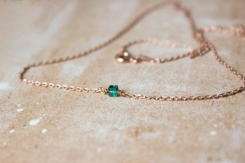 Zarte, Roségoldene Kette Mit Kleinem, Grünen Glaswürfel, Würfelkette Zarte, Roségoldene Kette Mit Kleinem, Grünen Glaswürfel, Würfelkette von GoldmarieJuwelen