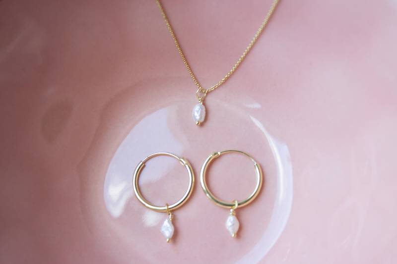 Zarte Creolen Und Kette Mit Süßwasserperle, Schmuckset, 925Er Silber, Vergoldet Zarte Creolen Und Kette Mit Süßwasserperle, Schmuckset, 925Er Silber, Vergoldet von GoldmarieJuwelen