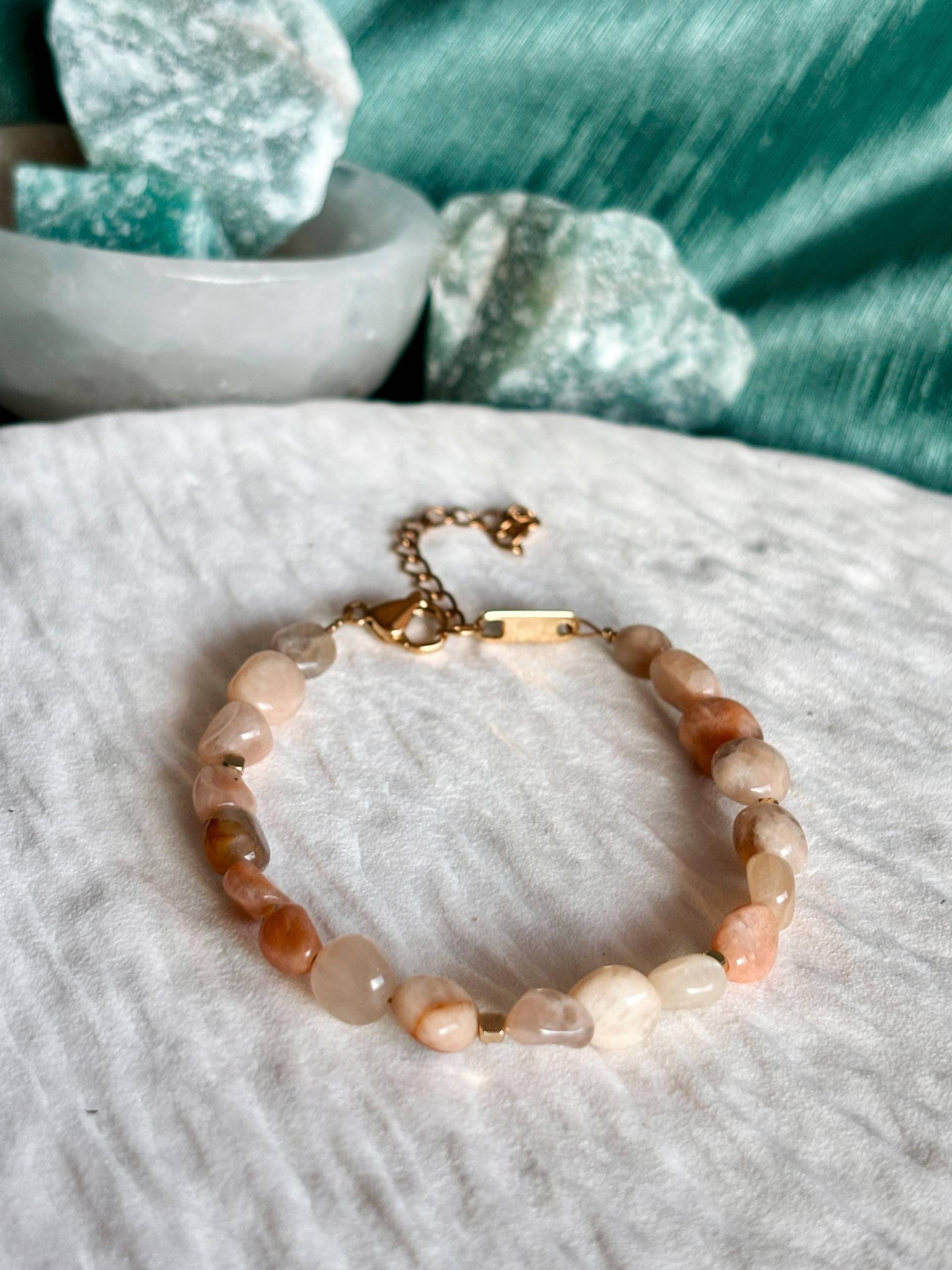 Sonnenstein Armband Zartes Edelstein Perlenarmband Mit Braunen Natursteinen Gold & Silber Größenverstellbar von GoldmaryGems