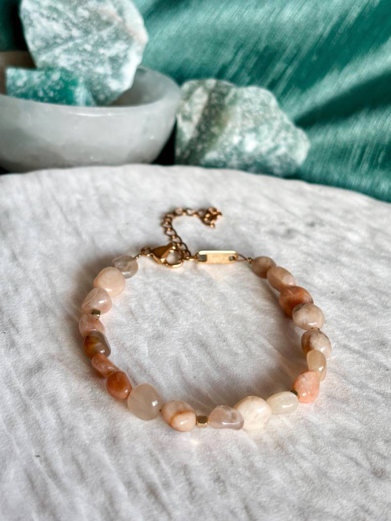 Sonnenstein Armband Zartes Edelstein Perlenarmband Mit Braunen Natursteinen Gold & Silber Größenverstellbar von GoldmaryGems