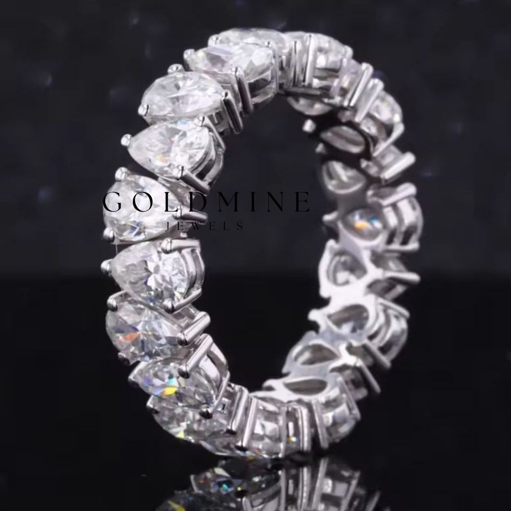 Eleganter Rubin Ring, 3.6Ct Smaragd Schliff 14K Weißgold Voll Eternity Band, Ehering, Weiß & Roter Stein Verlobungsring von Goldminejewel