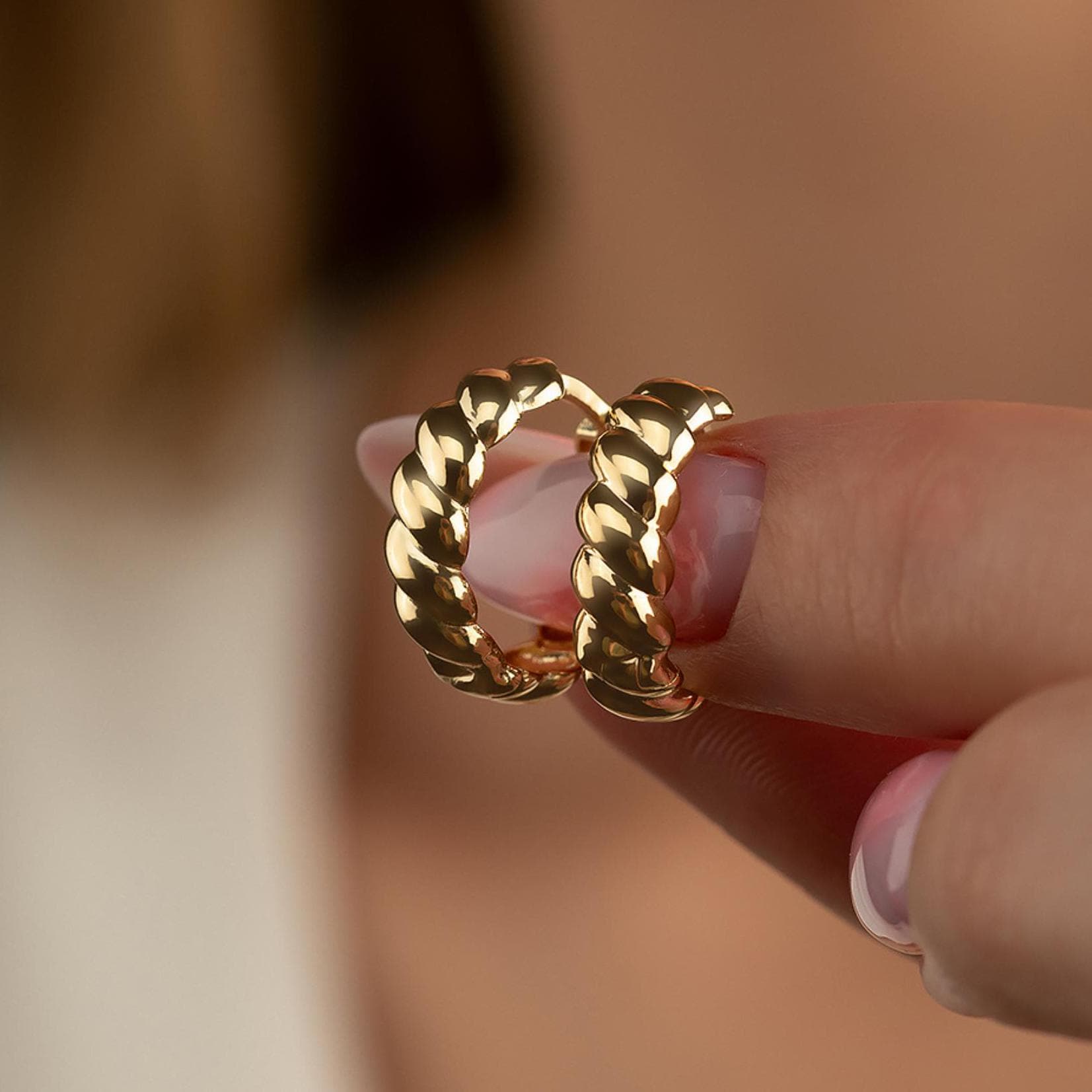 14K Solid Gold Croissant Kuppel Ohrringe, Chunky Twisted Creolen von GoldofAmericaJewels