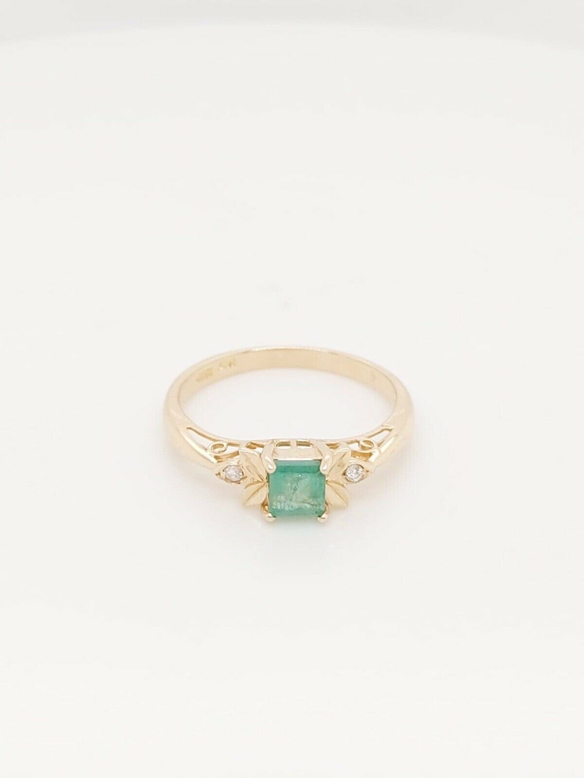 14K Gelbgold Damenring Mit Smaragd & Diamanten 14K Gelbgold Damenring Mit Smaragd & Diamanten von GoldofMilano