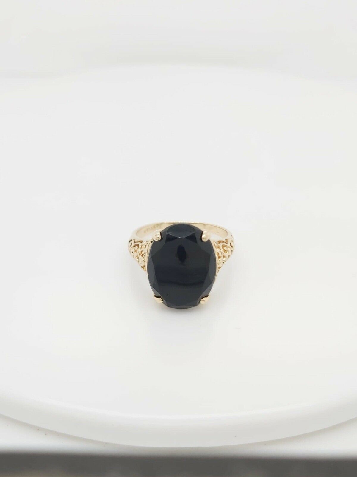 14K Gelbgold Vintage Ring Mit Schwarzem Onyx Stein von GoldofMilano