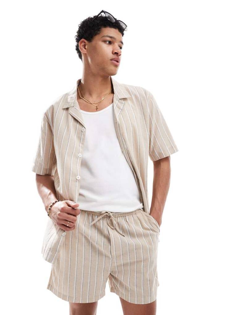 Goldsboro - Gestreifte Freizeit-Shorts in Weiß und Steinbeige-Neutral von Goldsboro