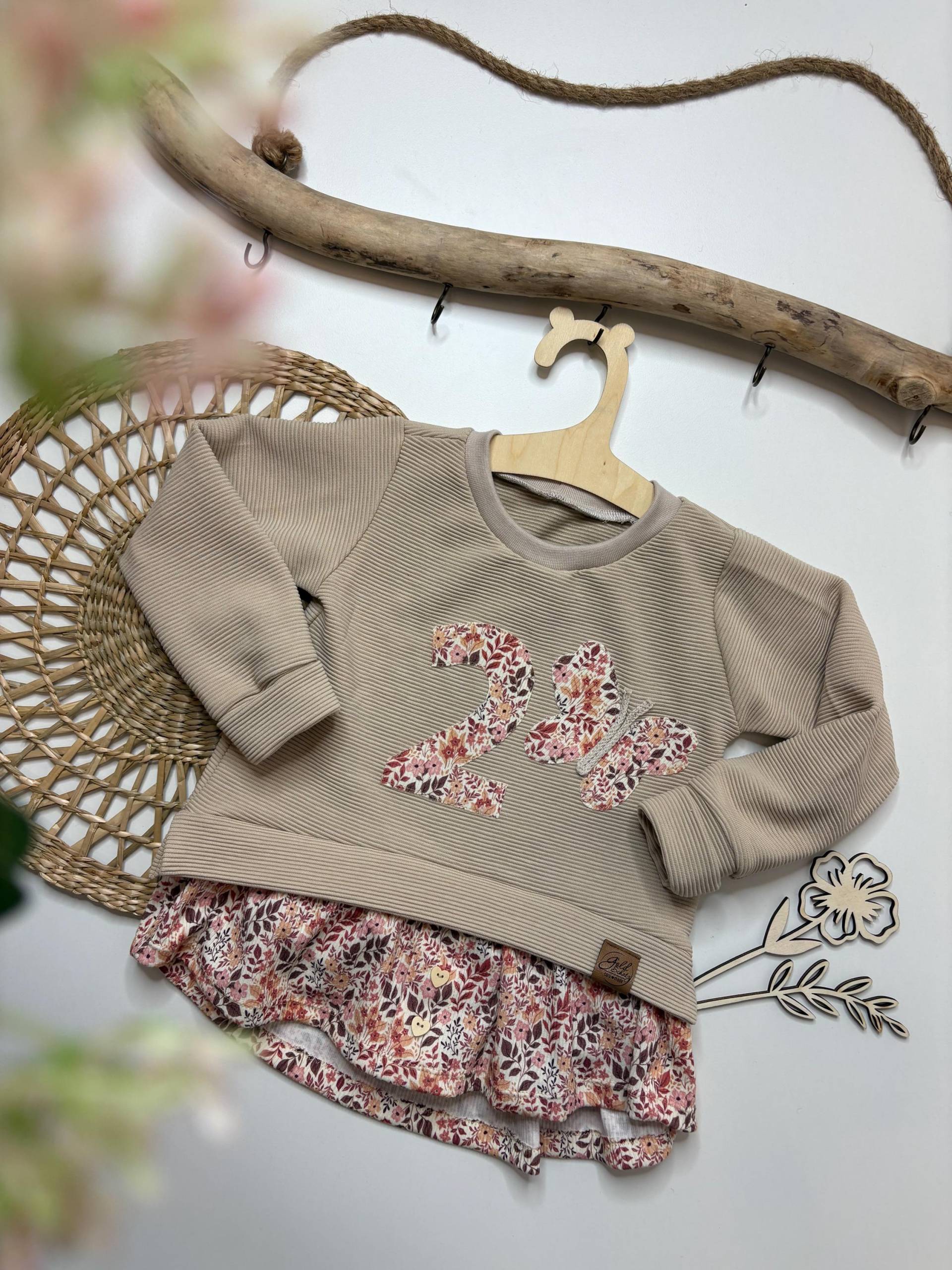 Glöckchen-Sweater, Oberteil Mädchen, Geburtstagsoutfit, Personalisierbar von GoldschatzCaroMade