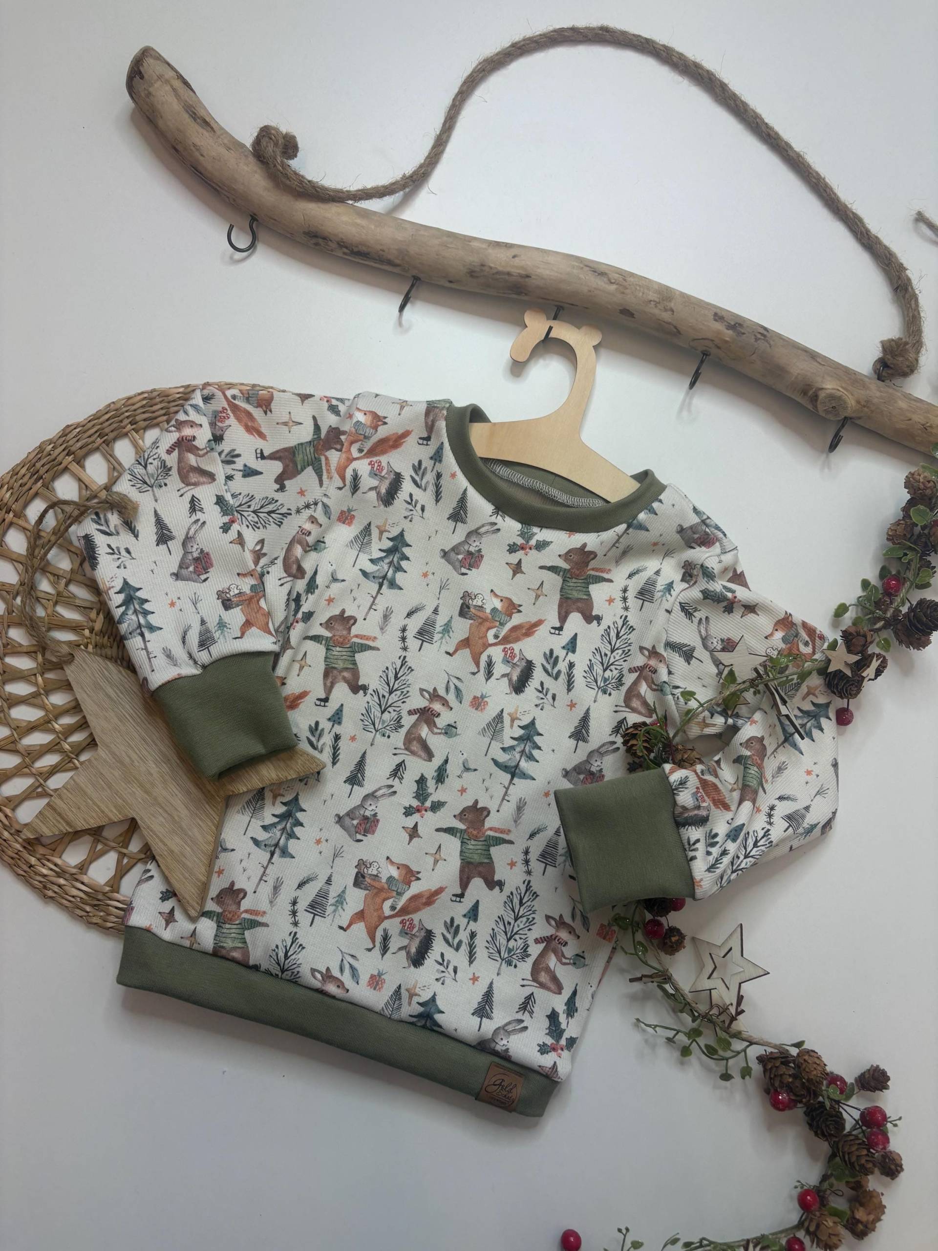 Sweater Mit Waldtieren in Winterlandschaft Weihnachten Weihnachtspulli Pulli Kinder Tannenbaum Winter von GoldschatzCaroMade