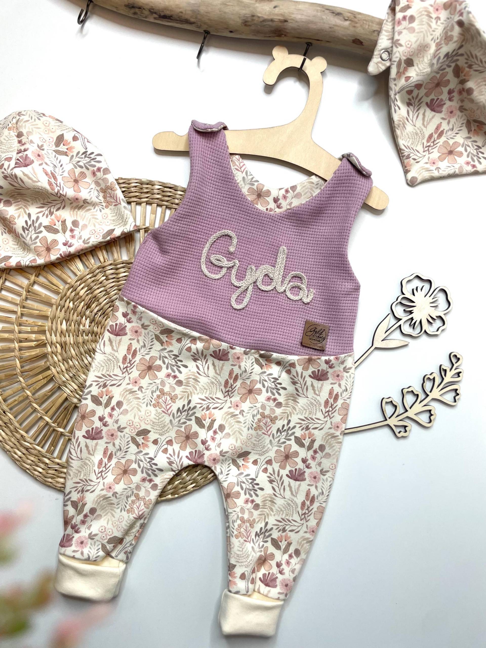 strampler Rosa Mit Blumen Und Kordelaplikation | Individuell Namen von GoldschatzCaroMade