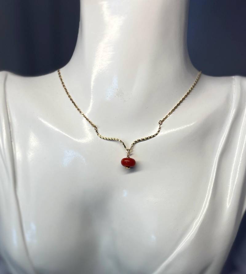 Goldkette Mit Koralle Goldkette Mit Koralle von GoldschmiedLila