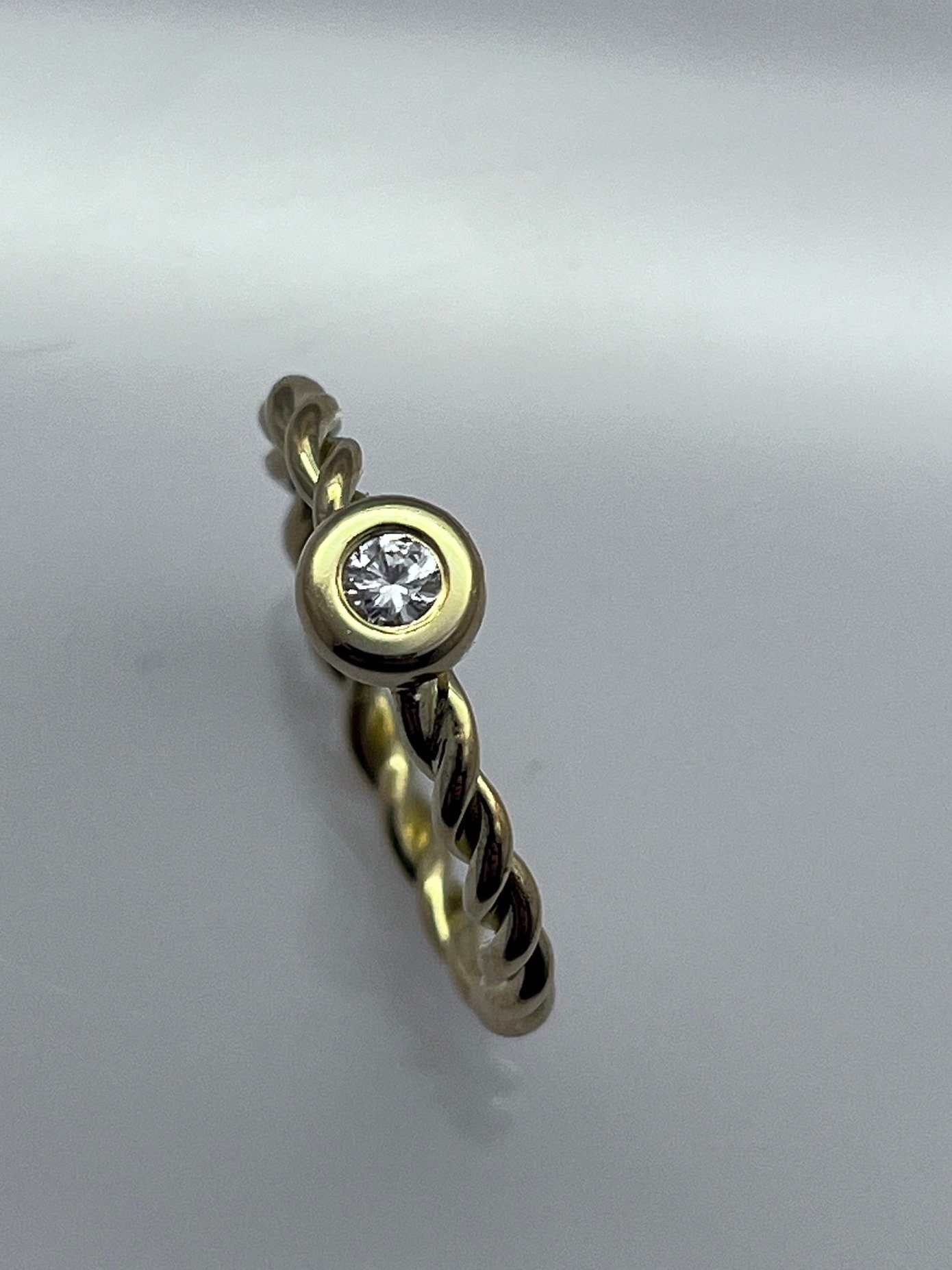Goldring Mit Brillanten 0, 10 Karat .ringschiene Gekordelt .handarbeit Goldring Mit Brillanten 0, 10 Karat .ringschiene Gekordelt .handarbeit von GoldschmiedLila