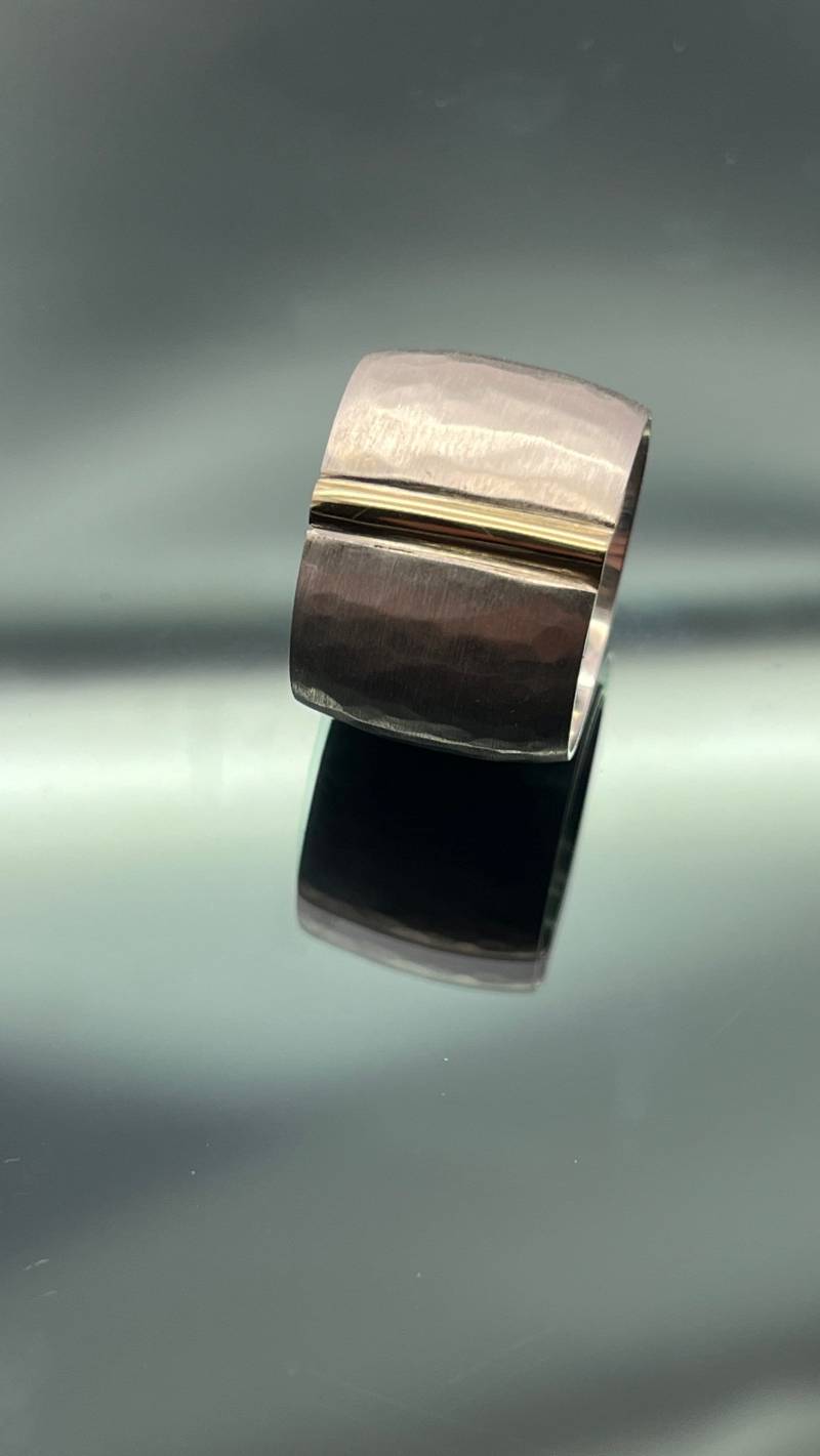 Silberring Mit Gehämmerte Fläche von GoldschmiedLila