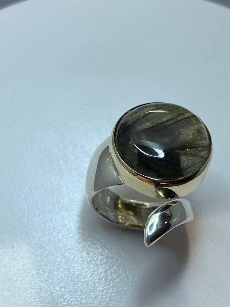 Silberring Mit Labradorit in Goldfassung Silberring Mit Labradorit in Goldfassung von GoldschmiedLila