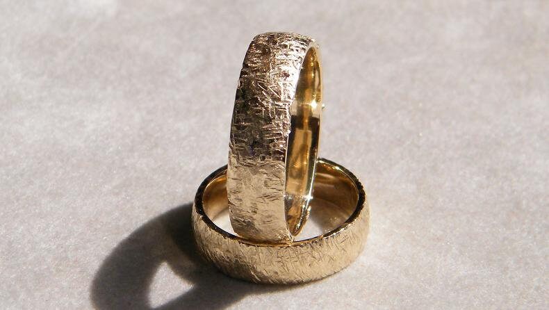 Gehämmerte Trauringe Aus 585 Gold Eheringe Bands Kreative Ringe von GoldschmiedManteufel