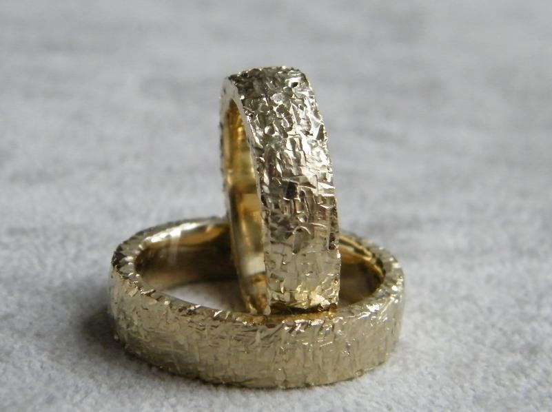 stark Gehämmerte Eheringe 750 Gelbgold/Massives 18Ct Trauringset Trauringe Goldringe Oberfläche Kanten Gehämmert von GoldschmiedManteufel