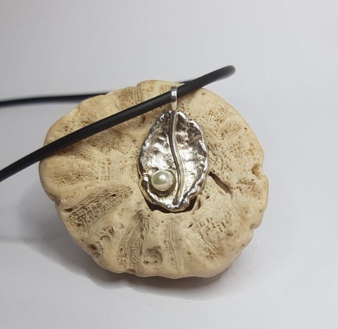 Silberblatt - Anhänger Mit Perle "Sitaton" von GoldschmiedeARTelier