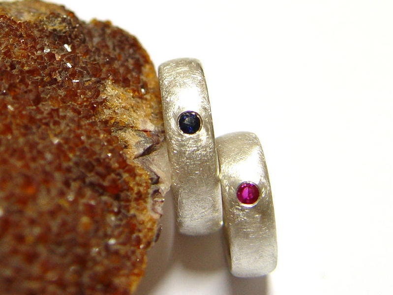 Eheringe in Silber Mit Rubin Und Saphir von GoldschmiedeDunder