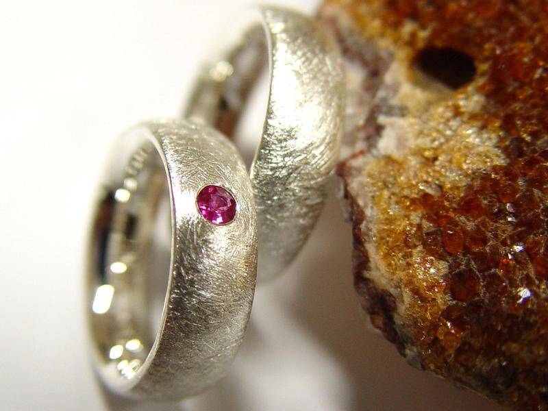 Eheringe in Silber Mit Rubin von GoldschmiedeDunder