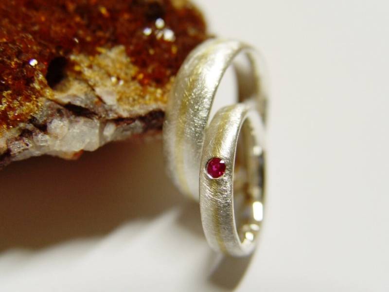 Eheringe in Silber Und Gold Mit Rubin von GoldschmiedeDunder