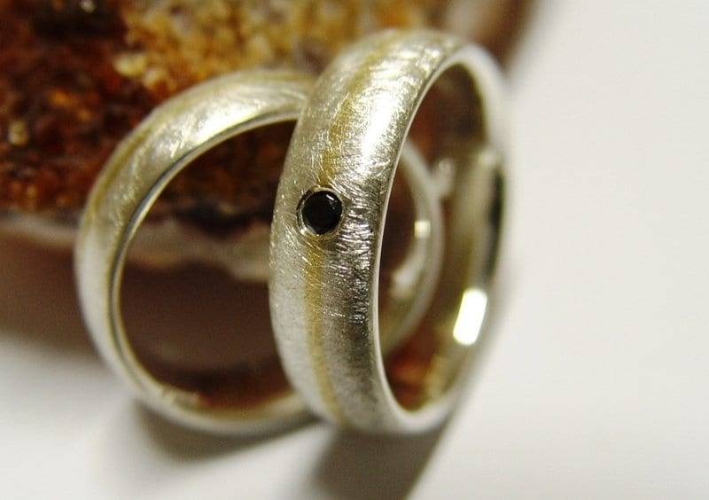 Eheringe in Silber Und Gold Mit Schwarzem Diamant von GoldschmiedeDunder