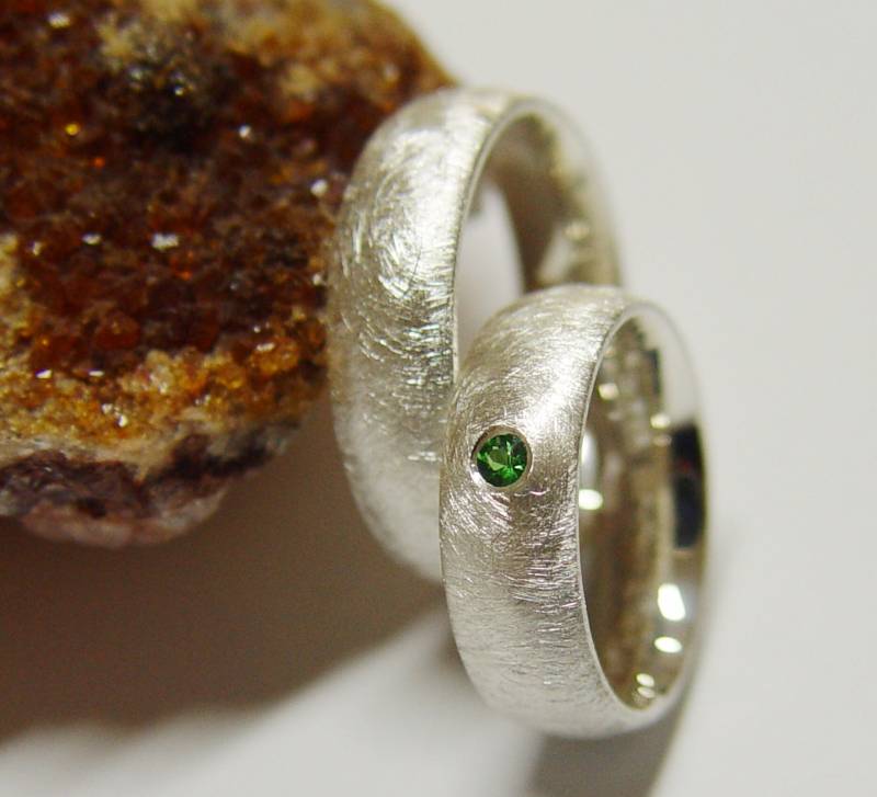 Trauringe in Silber Mit Tsavorit - Grüner Granat von GoldschmiedeDunder