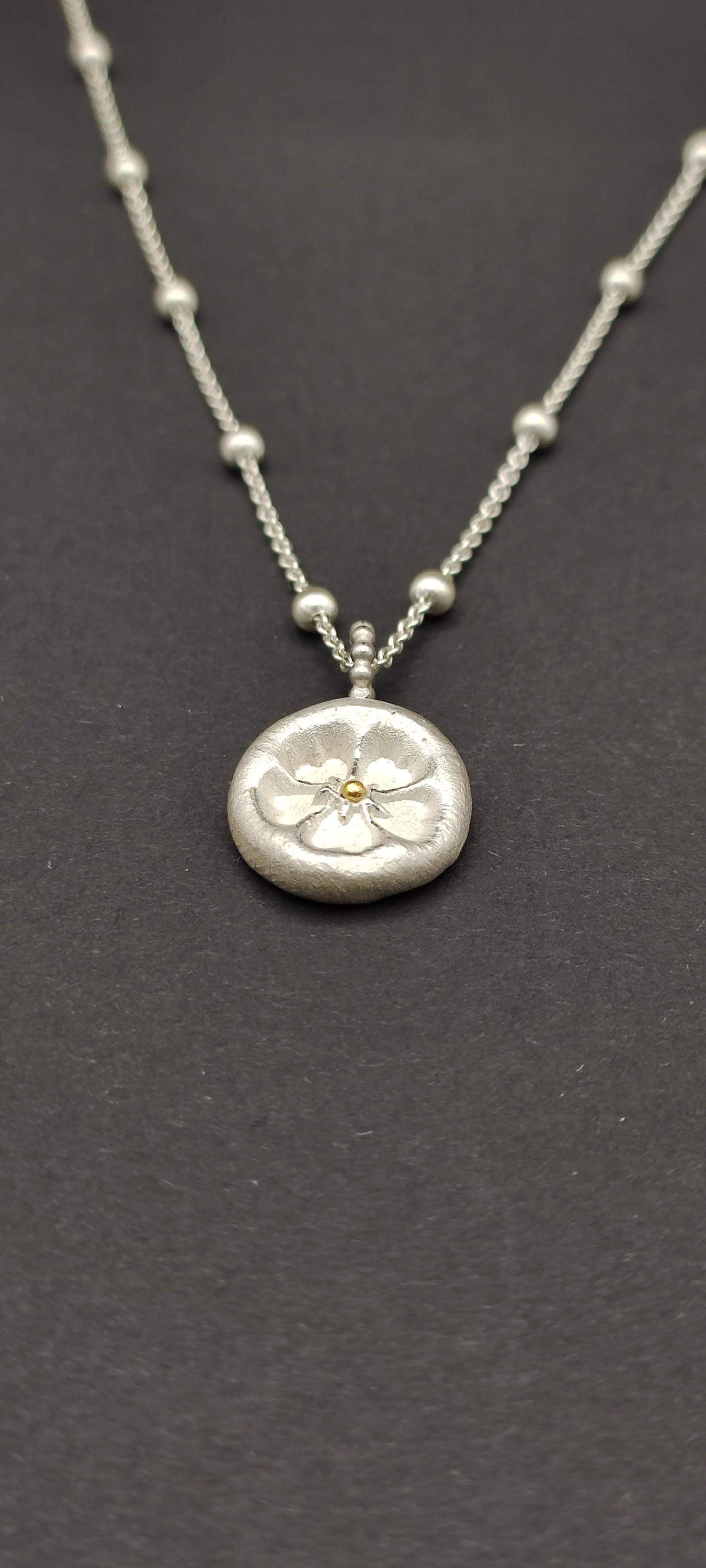 Handgefertigter Blüten-Anhänger Aus Recyeltem 925Er Silber Mit Feingold-Kugel - Unikat Kette Nachhaltiger Schmuck Von Goldschmiedin Handgefertigter Blüten-Anhänger Aus Recyeltem 925Er Silber Mit Feingold-Kugel - Unikat Kette Nachhaltiger Schmuck Von Goldschmiedin von GoldschmiedeErhart