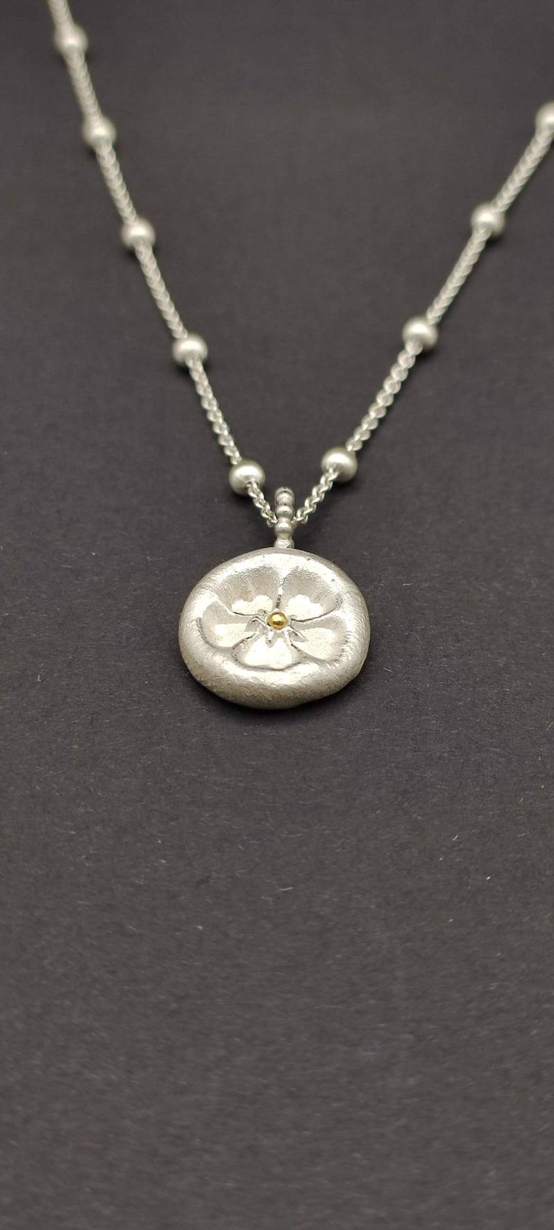 Handgefertigter Blüten-Anhänger Aus Recyeltem 925Er Silber Mit Feingold-Kugel - Unikat Kette Nachhaltiger Schmuck Von Goldschmiedin Handgefertigter Blüten-Anhänger Aus Recyeltem 925Er Silber Mit Feingold-Kugel - Unikat Kette Nachhaltiger Schmuck Von Goldschmiedin von GoldschmiedeErhart