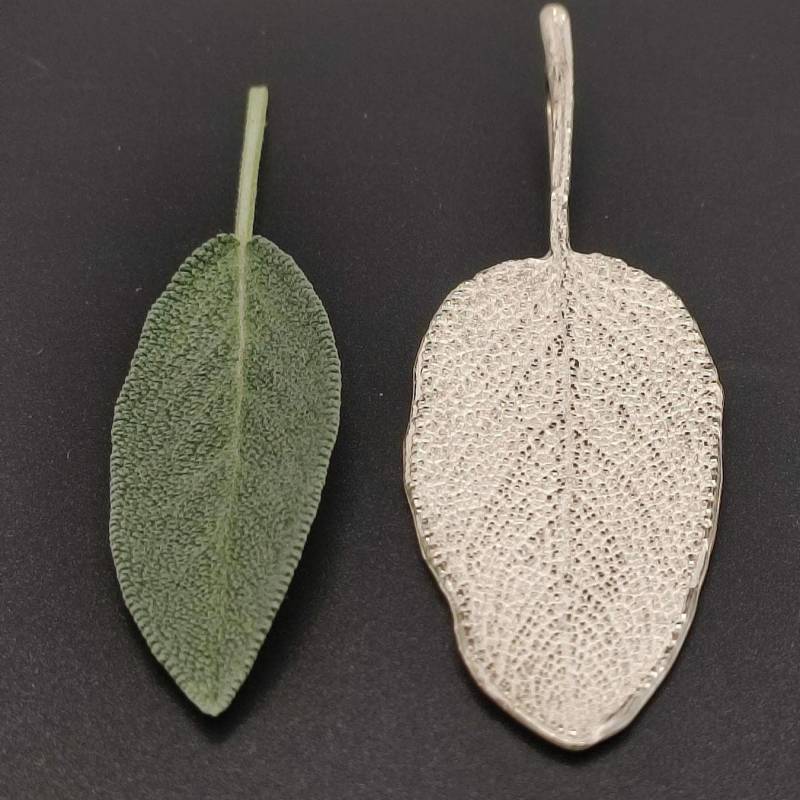 Silberanhänger "Salbeiblatt" - Kräuterschmuck Aus Dem Allgäu Naturgetreu Gearbeitet Und Edel Schimmernd 925Er Silber Schutzamulett Silberanhänger "Salbeiblatt" - Kräuterschmuck Aus Dem Allgäu Naturgetreu Gearbeitet Und Edel Schimmernd 925Er Silber Schutzamulett von GoldschmiedeErhart