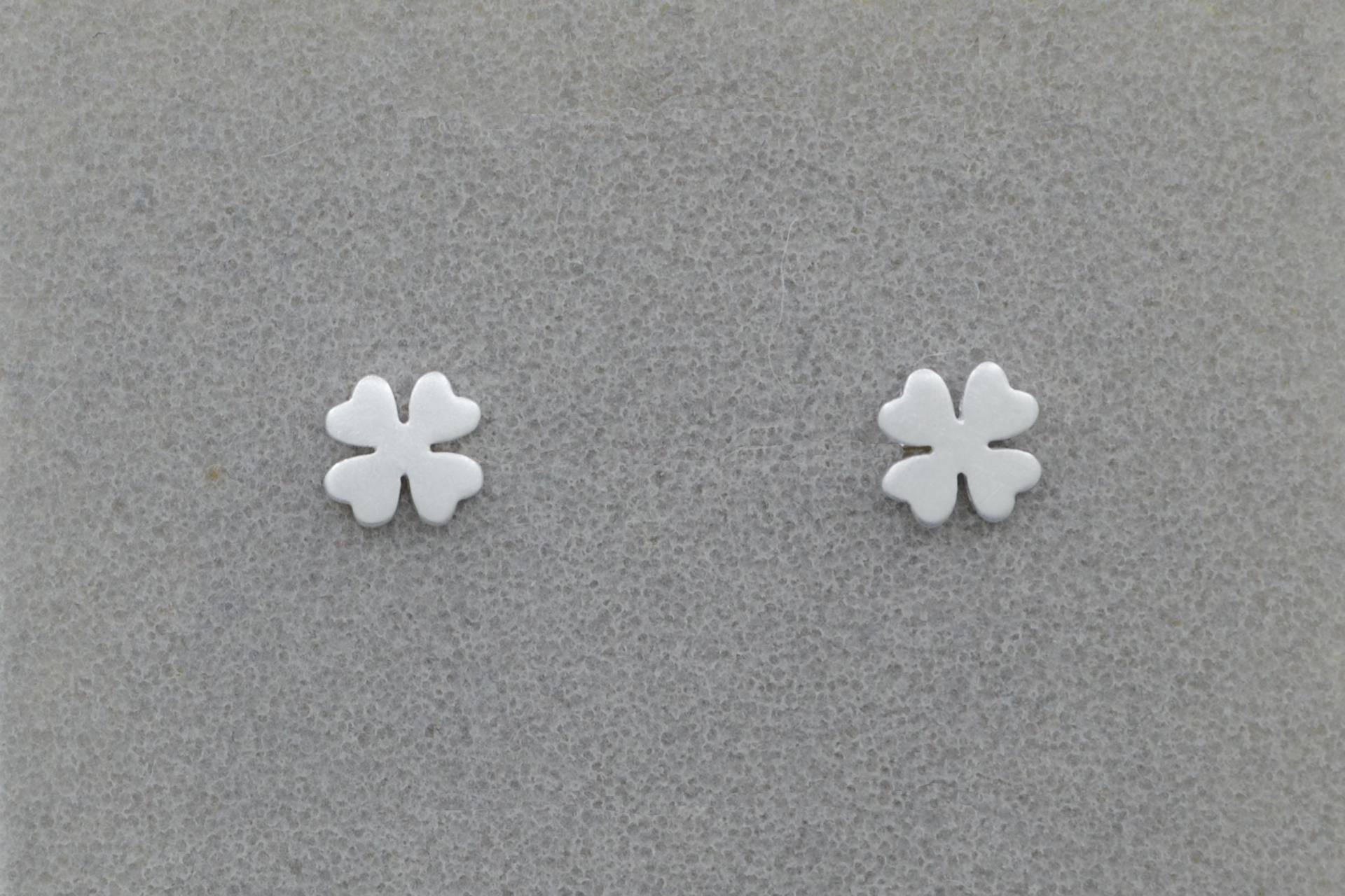 Mini-Ohrstecker Als Kleeblatt-Silhouette Aus 925 Silber von GoldschmiedeGrunwald