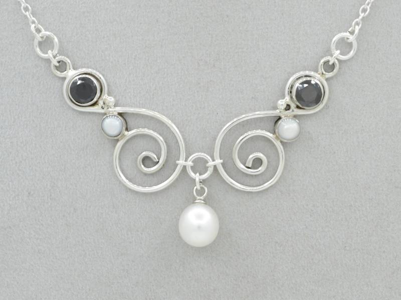 Schnörkelcollier 925 Silber Mit Onyx Und Zuchtperle von GoldschmiedeGrunwald