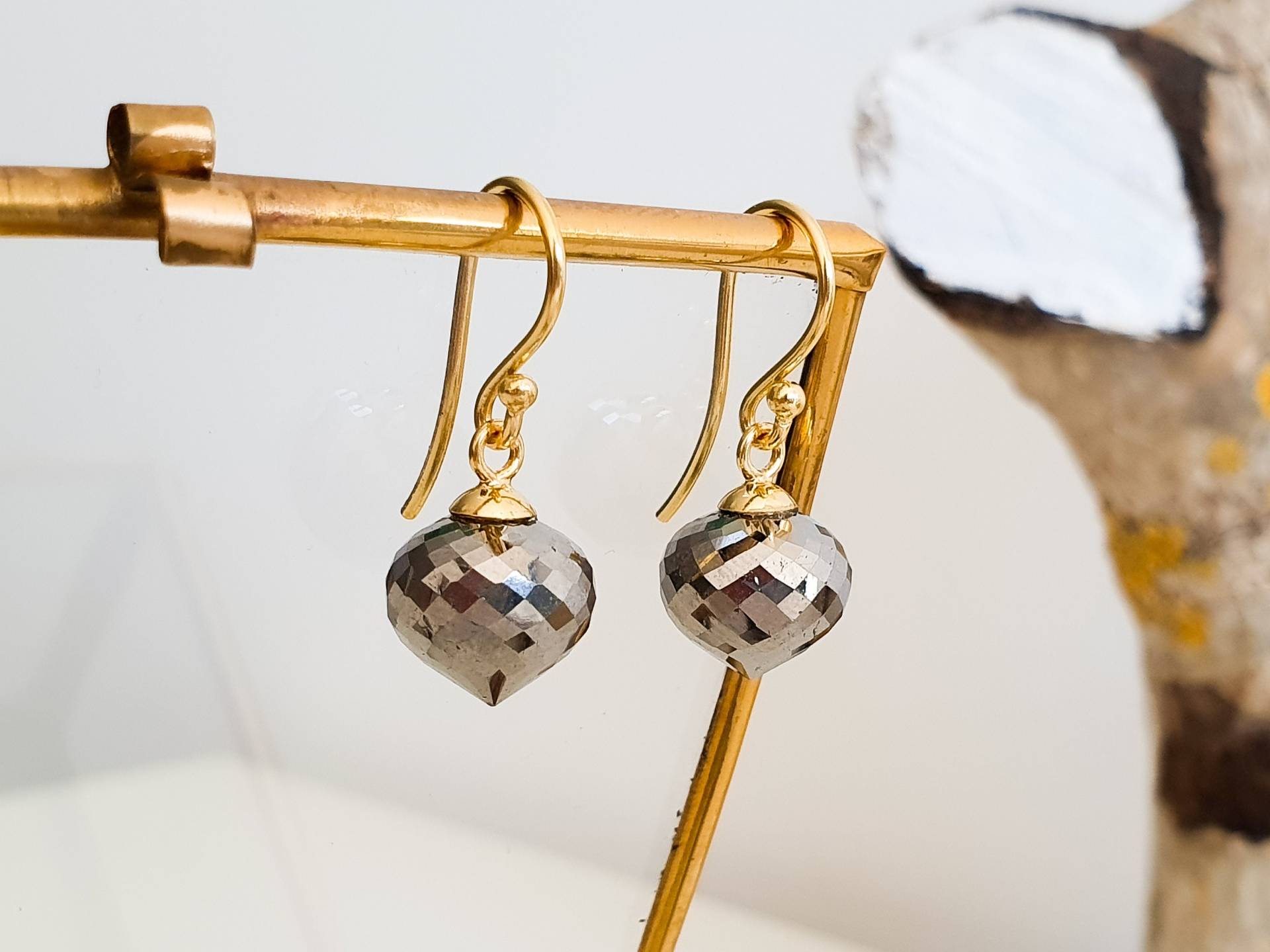 Funkelnde Pyritohrhänger Mir Vergoldetem Sterlingsilber Pyrit Briolette Funkelnde Pyritohrhänger Mir Vergoldetem Sterlingsilber Pyrit Briolette von GoldschmiedeJosefine
