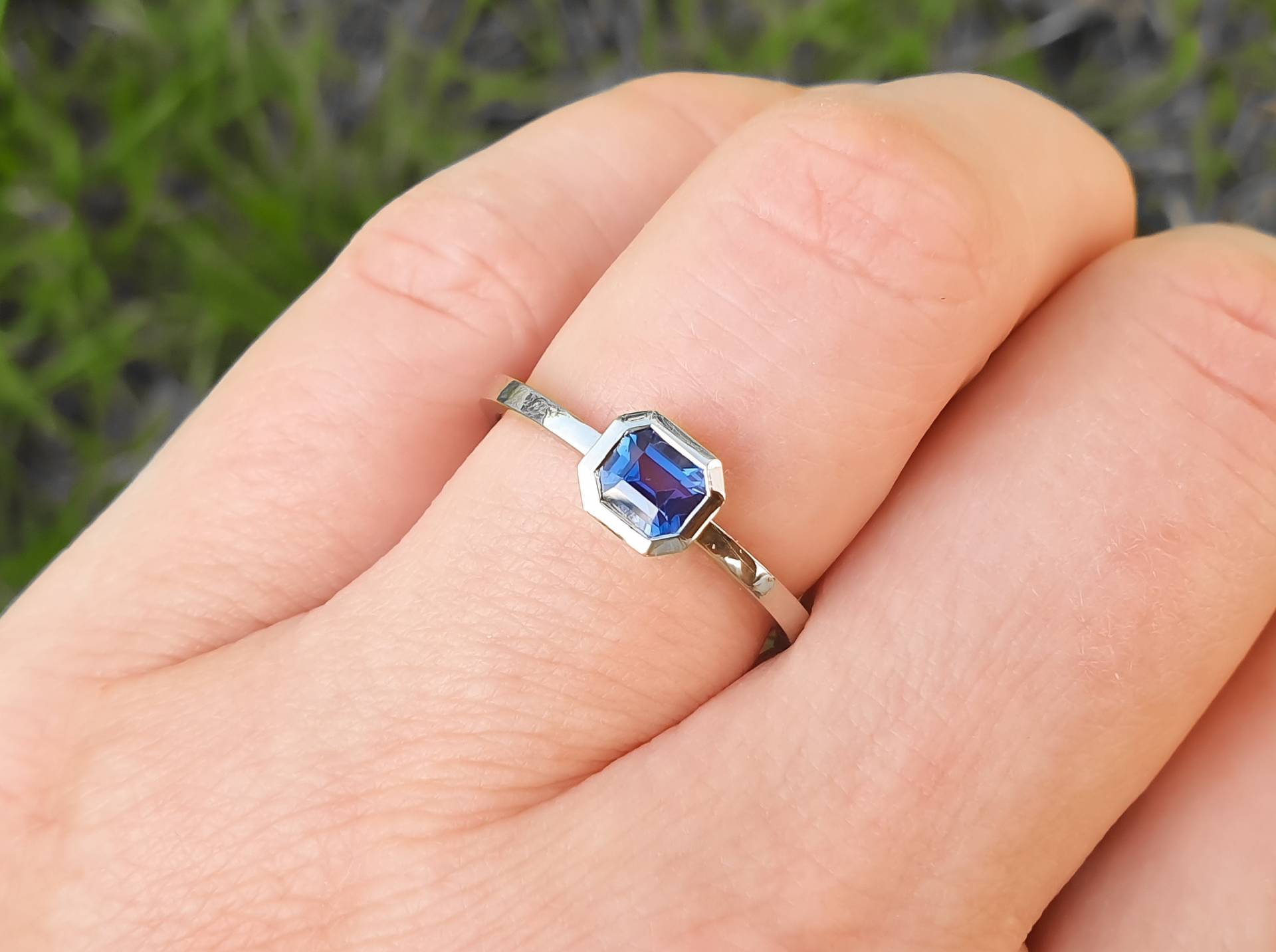 Saphirring Blauer Saphir Gefasst in 585Er Weißgold Achteck Smaragdschliff Geometrisch Safir Saphirring Blauer Saphir Gefasst in 585Er Weißgold Achteck Smaragdschliff Geometrisch Safir von GoldschmiedeJosefine
