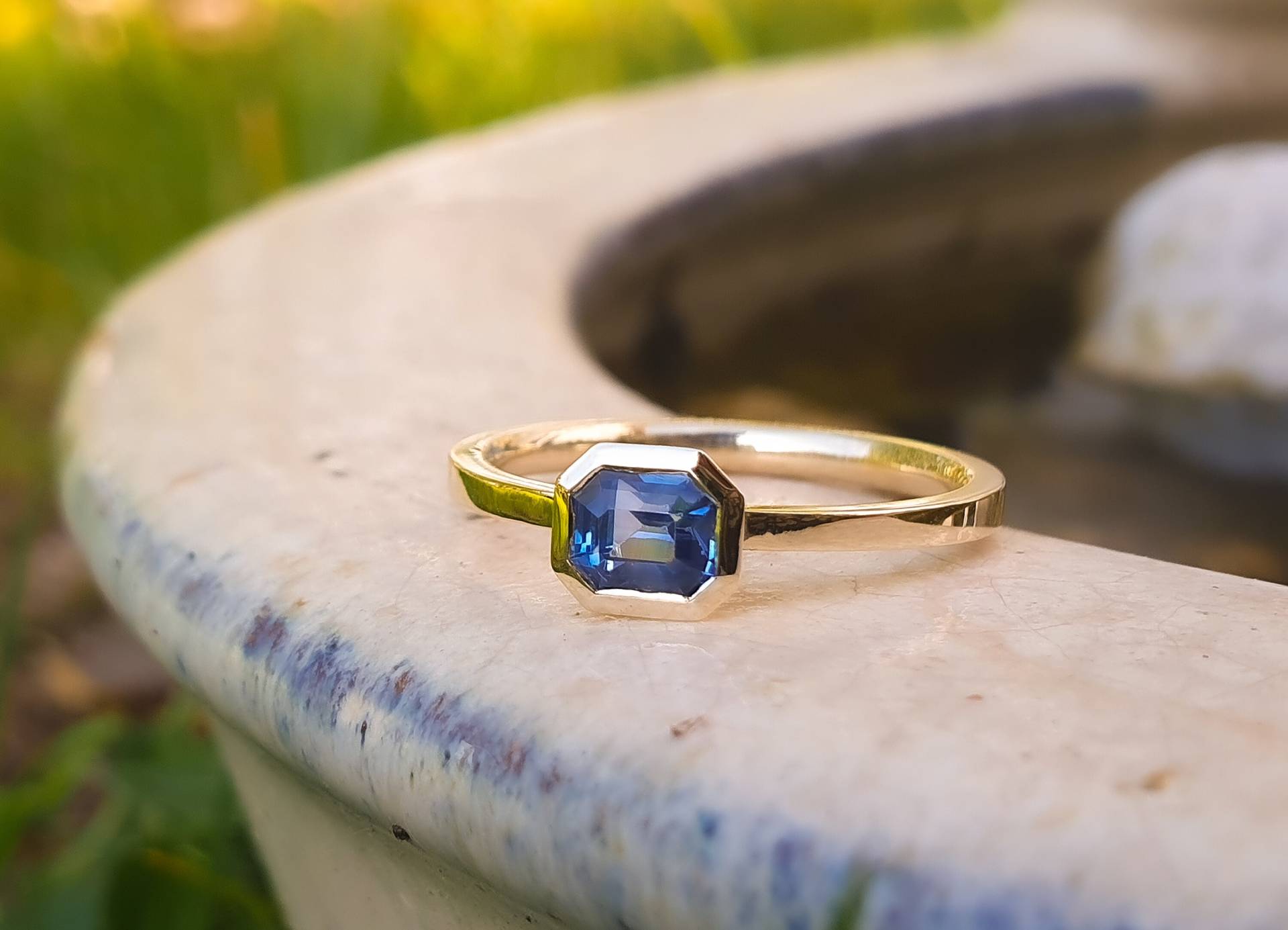 Saphirring Safirring Blauer Saphir Gefasst in 585Er Gelbgold Achteck Smaragdschliff Saphirring Safirring Blauer Saphir Gefasst in 585Er Gelbgold Achteck Smaragdschliff von GoldschmiedeJosefine
