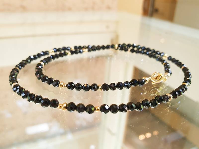 Schwarze Edelsteinkette Mit Facettierten Spinell Und Elementen Aus Vergoldetem 925Er Sterlingsilber von GoldschmiedeJosefine