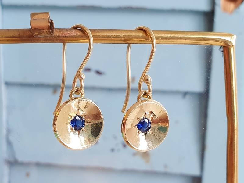 Starrynight Tiefblaue Saphire Gefasst Im Sternenschnitt in 585Er Gelbgold Saphirohrhänger von GoldschmiedeJosefine