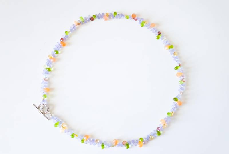 statementkette Edelsteinkette "Frühlingsmix" Mit Lavendelquarz, Peridot, Mondstein Und Grant - Unikat von GoldschmiedeJosefine