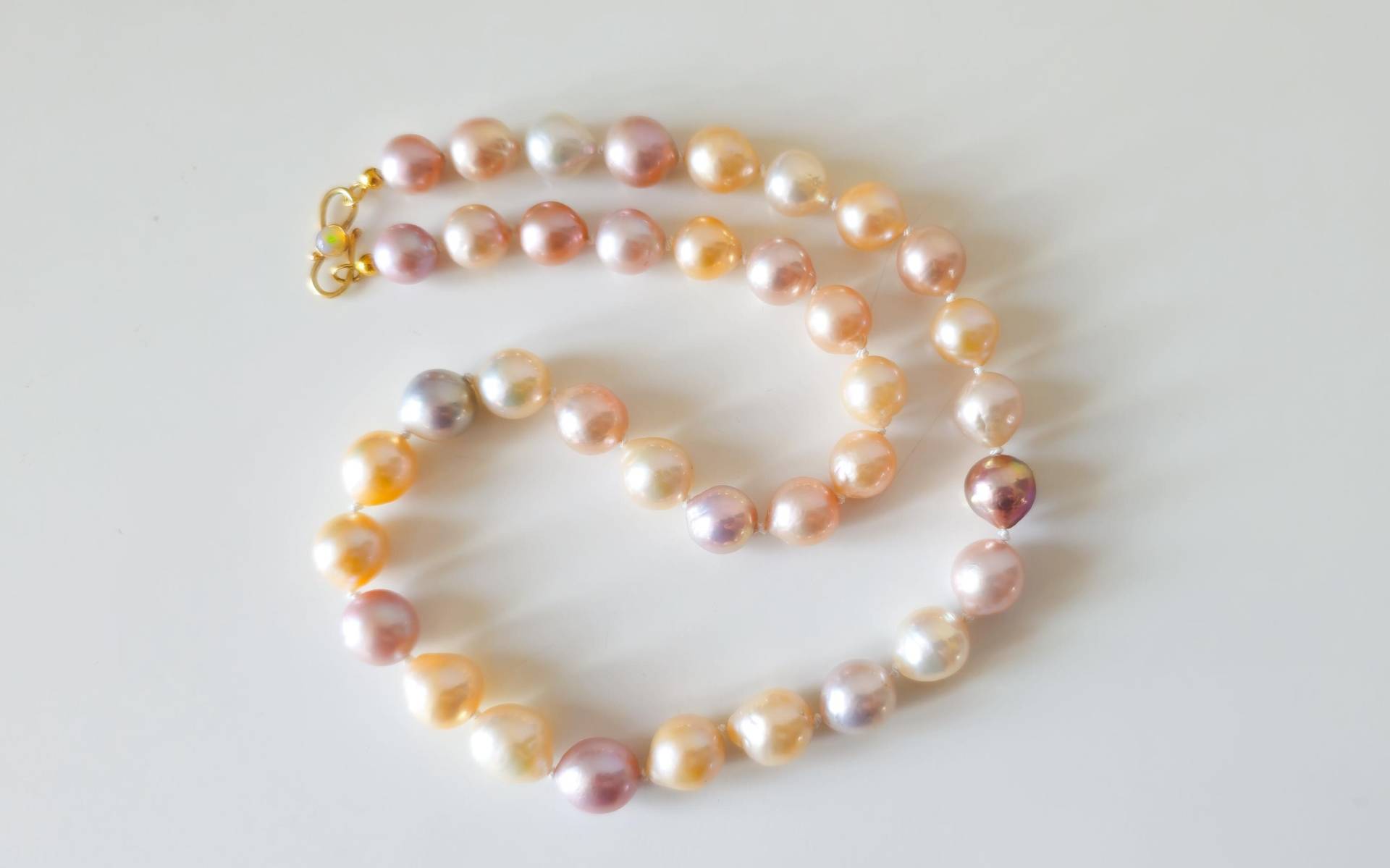 statementkette Perlenkette Aus Naturfarbenen Barockperlen Mit Opalverschluss Unikat statementkette Perlenkette Aus Naturfarbenen Barockperlen Mit Opalverschluss Unikat von GoldschmiedeJosefine