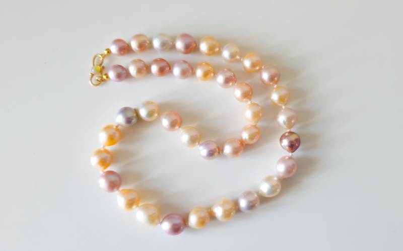 statementkette Perlenkette Aus Naturfarbenen Barockperlen Mit Opalverschluss Unikat statementkette Perlenkette Aus Naturfarbenen Barockperlen Mit Opalverschluss Unikat von GoldschmiedeJosefine