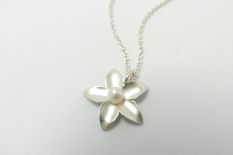 Blüten Anhänger Mit Süsswasserperle Aus Silber von GoldschmiedeLippmann