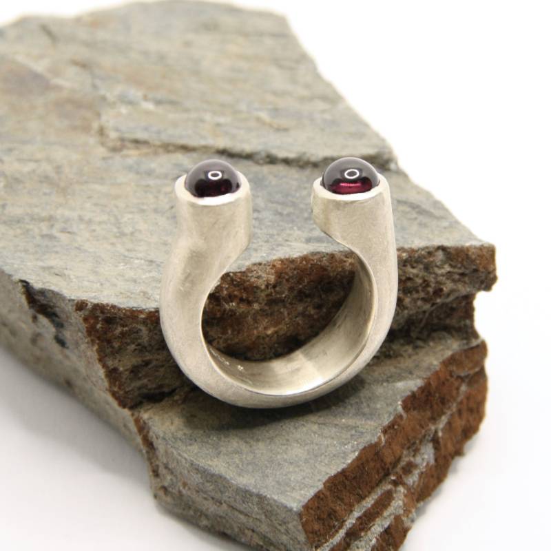 Ring 925Er Silber, Fair Trade Rhodolith, Purpurfarbene Steine Fairgehandelt, Rw54, Breiter Silberring, Runde Edelsteine von GoldschmiedeNauderer