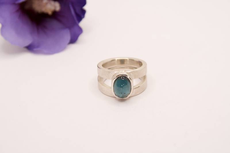 Ring 925Er Silber Rw53 Indigolith, Silberring Mit Ovalem Edelstein Aus Fairem Handel, Breiter Silberring, Petrolfarbener Stein von GoldschmiedeNauderer
